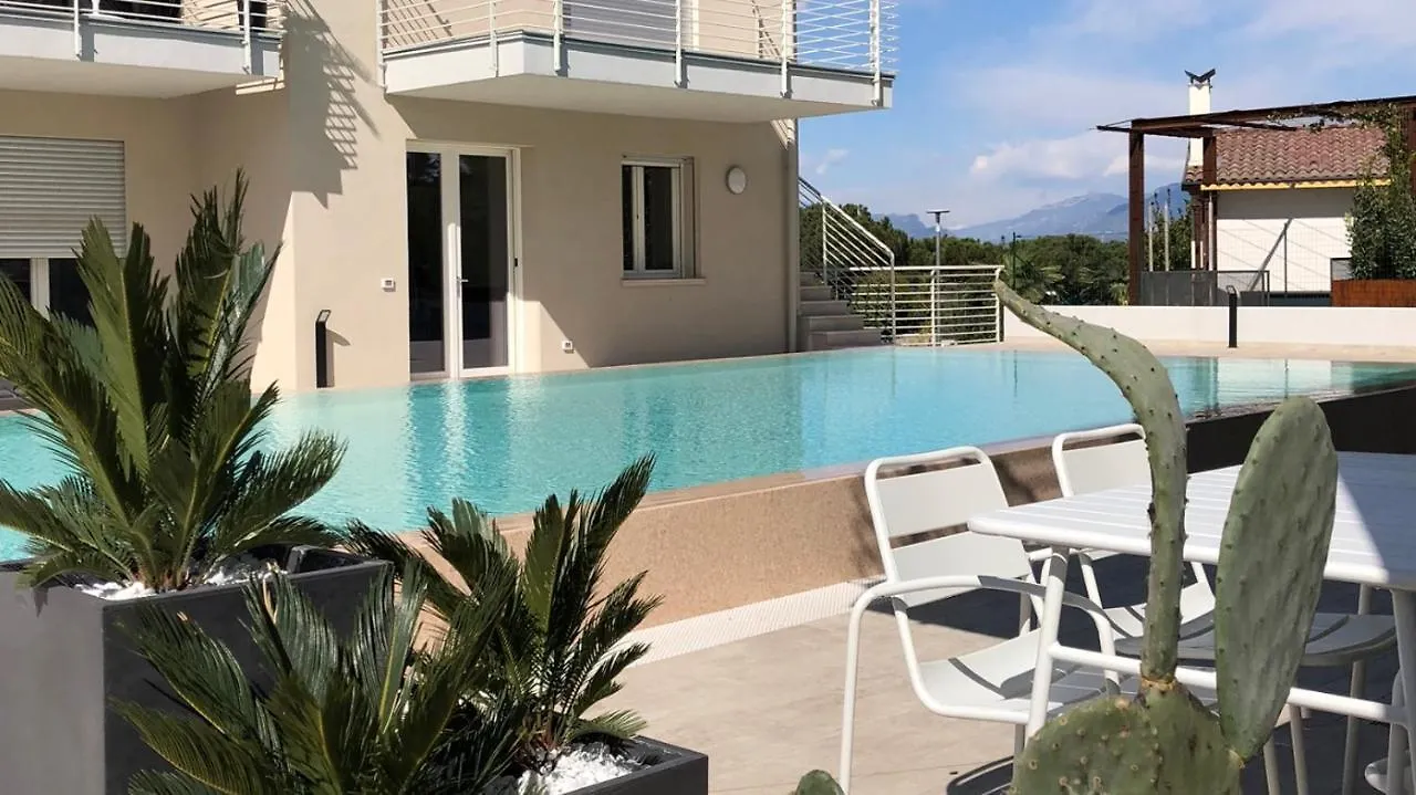 *Central Lakeside Apt*Swimming Pool & Free Parking Peschiera del Garda
